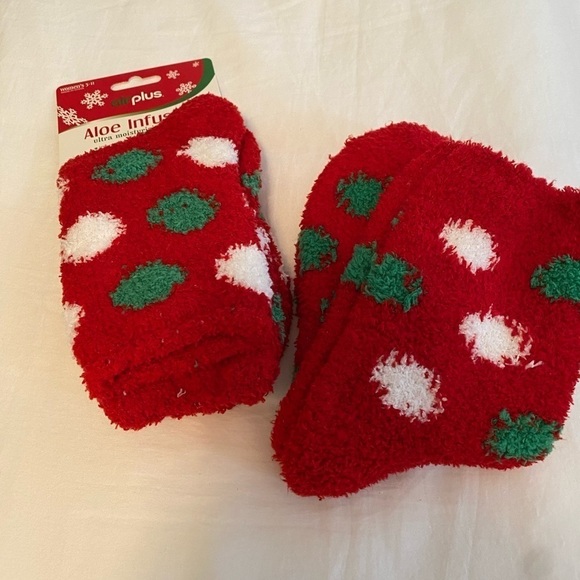 Christmas Aloe Fuzzy Socks - Picture 2 of 6